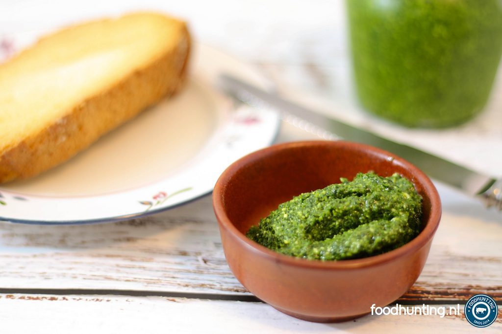 Zelfgemaakte pesto alla Genovese voor pasta met kip en pesto