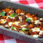 Aubergine uit de oven met tomaten mozzarella en olijven