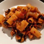 Pasta met gefrituurde aubergines met tomatensaus