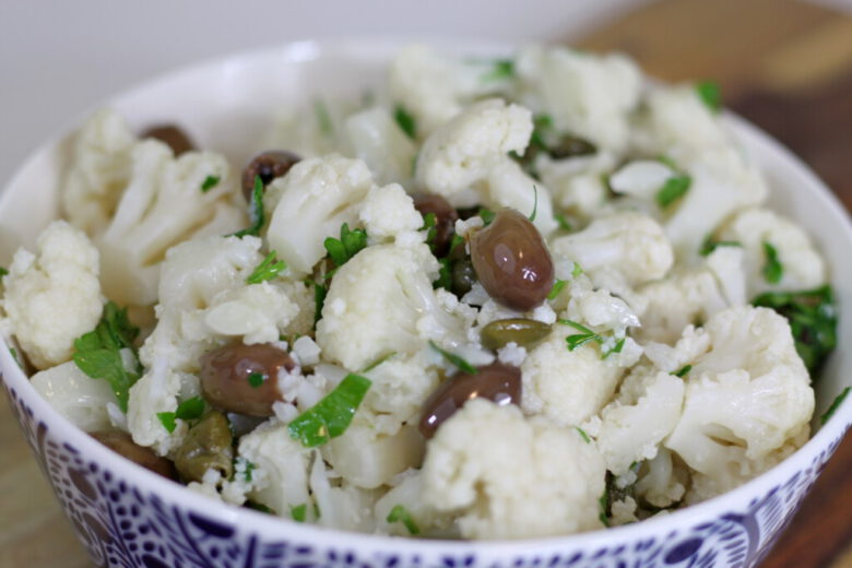 Siciliaanse bloemkoolsalade met olijven en kappertjes