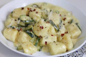 Gnocchi met courgette en roomsaus