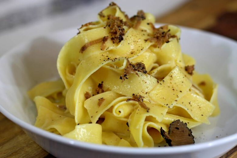 Pasta met verse zwarte truffels