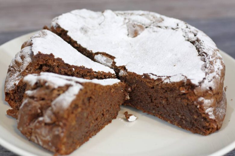 Klassieke torta Caprese met amandel en walnoot